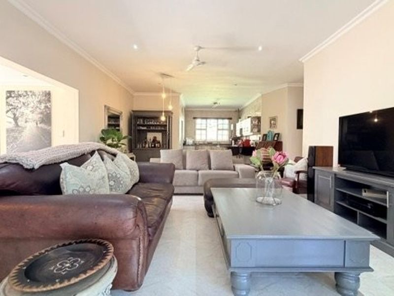 Pet-Friendly Townhouse in Sought-After Somerset Estate - Shelly Beach - Photo 10