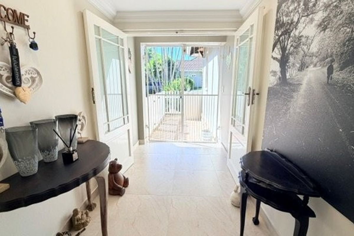 Pet-Friendly Townhouse in Sought-After Somerset Estate - Shelly Beach - Photo 4