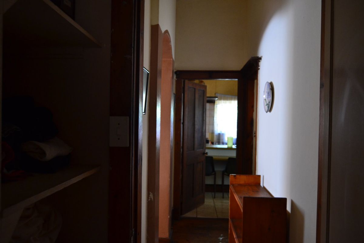 Charming  Well maintained 2  1/2 Bedroom Home on a 495m2  with  spacious yard  & Out side Extra room with toilet. Income  Potential - Bellevue East Agent Sale! - Photo 4
