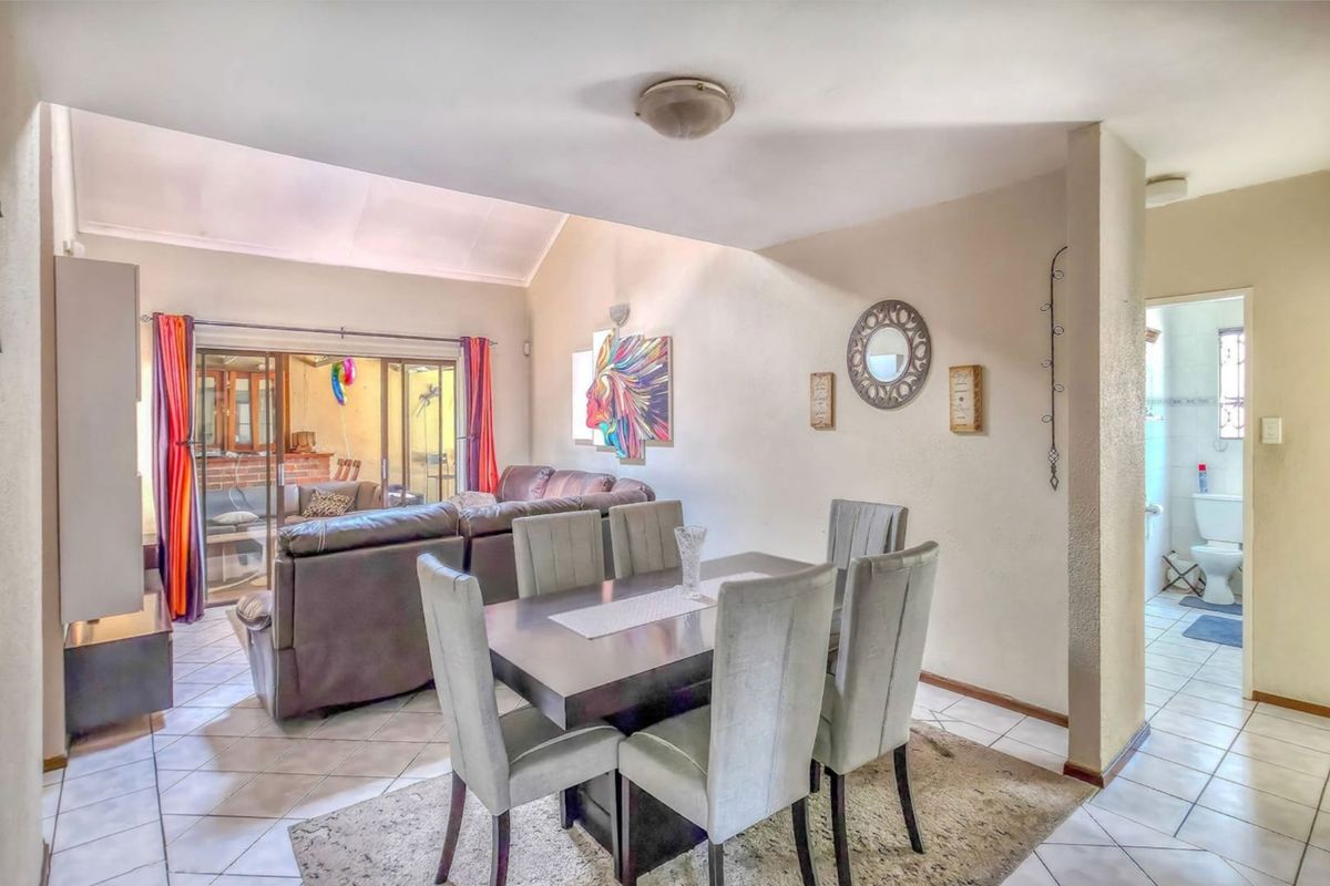 4 Bedroom House for Sale in Strubensvallei - Photo 4