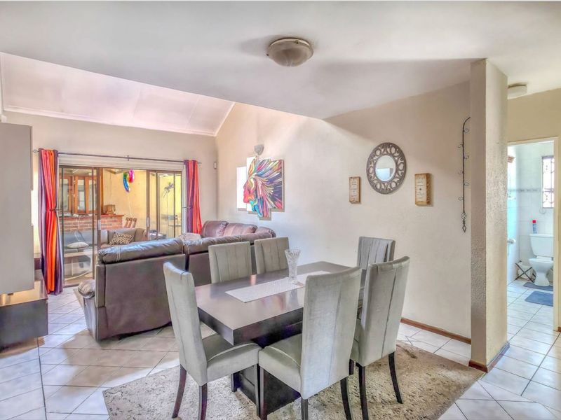 4 Bedroom House for Sale in Strubensvallei - Photo 4