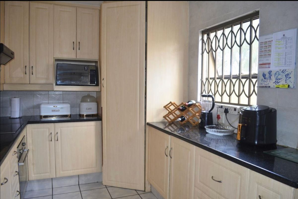 4 Bedroom House for Sale in Strubensvallei - Photo 3