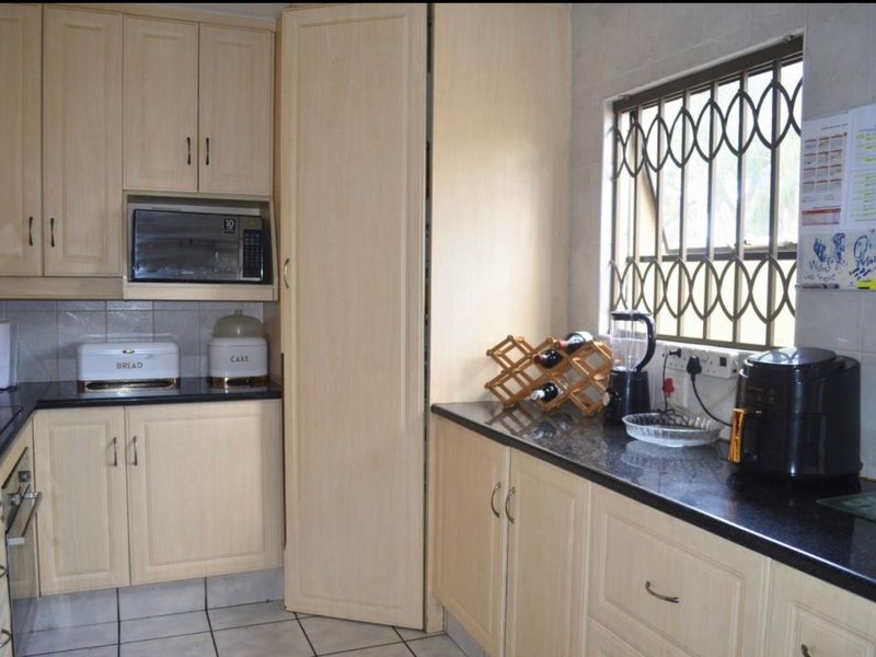 4 Bedroom House for Sale in Strubensvallei - Photo 3