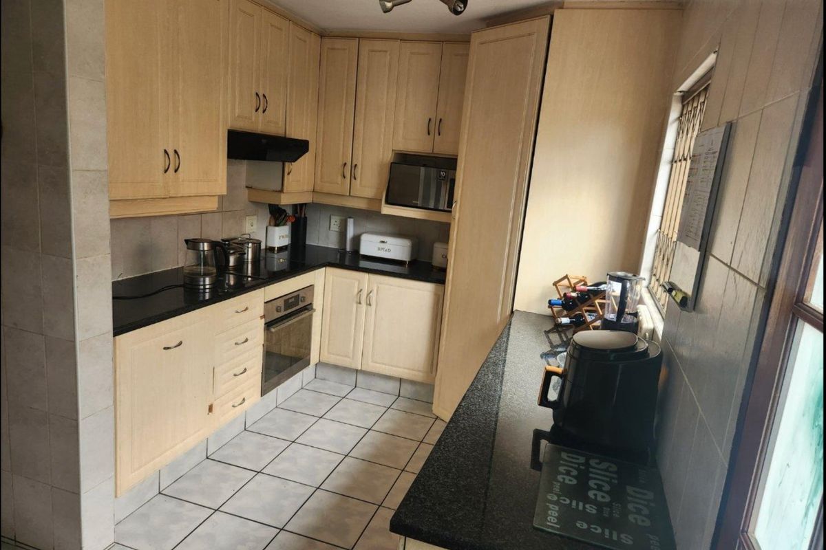 4 Bedroom House for Sale in Strubensvallei - Photo 2