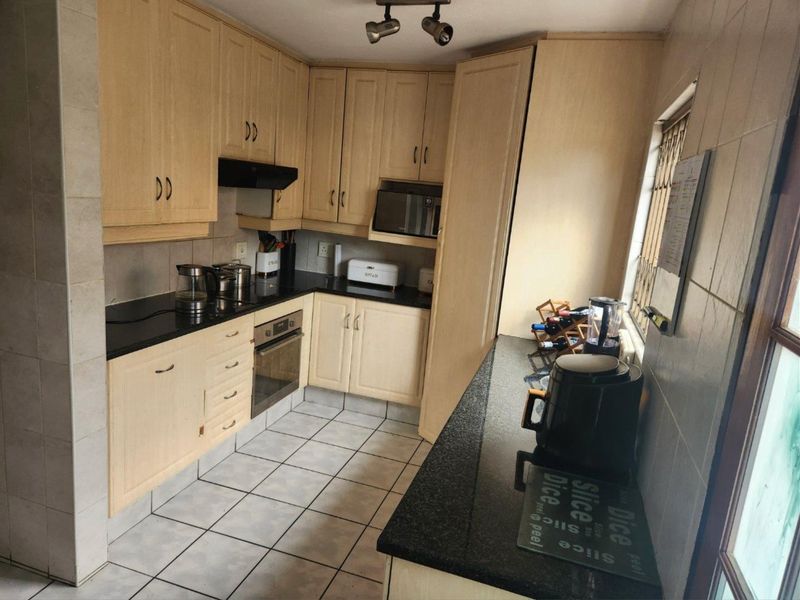 4 Bedroom House for Sale in Strubensvallei - Photo 2