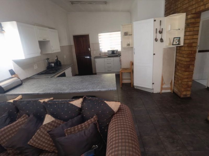 3-Bedroom family home with Cottage, Garage and Swimming pool in Boksburg - Photo 7