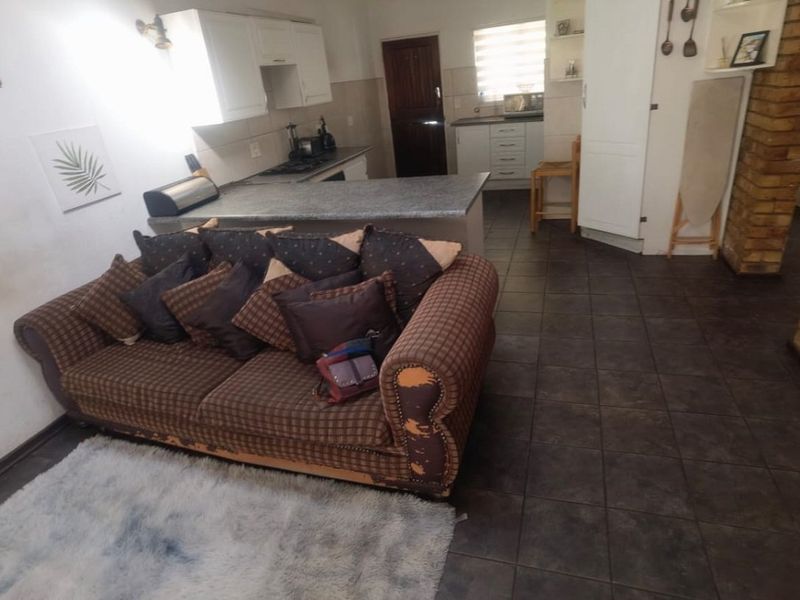 3-Bedroom family home with Cottage, Garage and Swimming pool in Boksburg - Photo 6