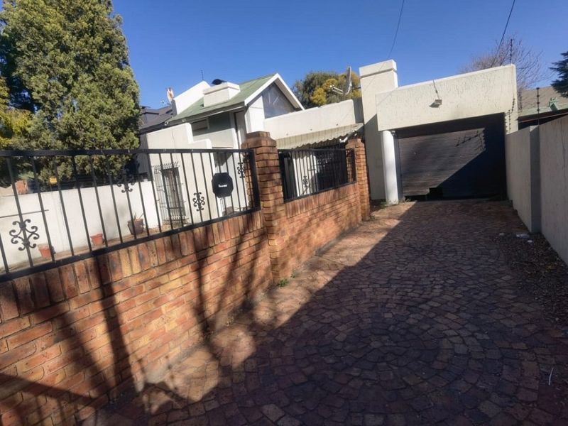 3-Bedroom family home with Cottage, Garage and Swimming pool in Boksburg - Photo 2