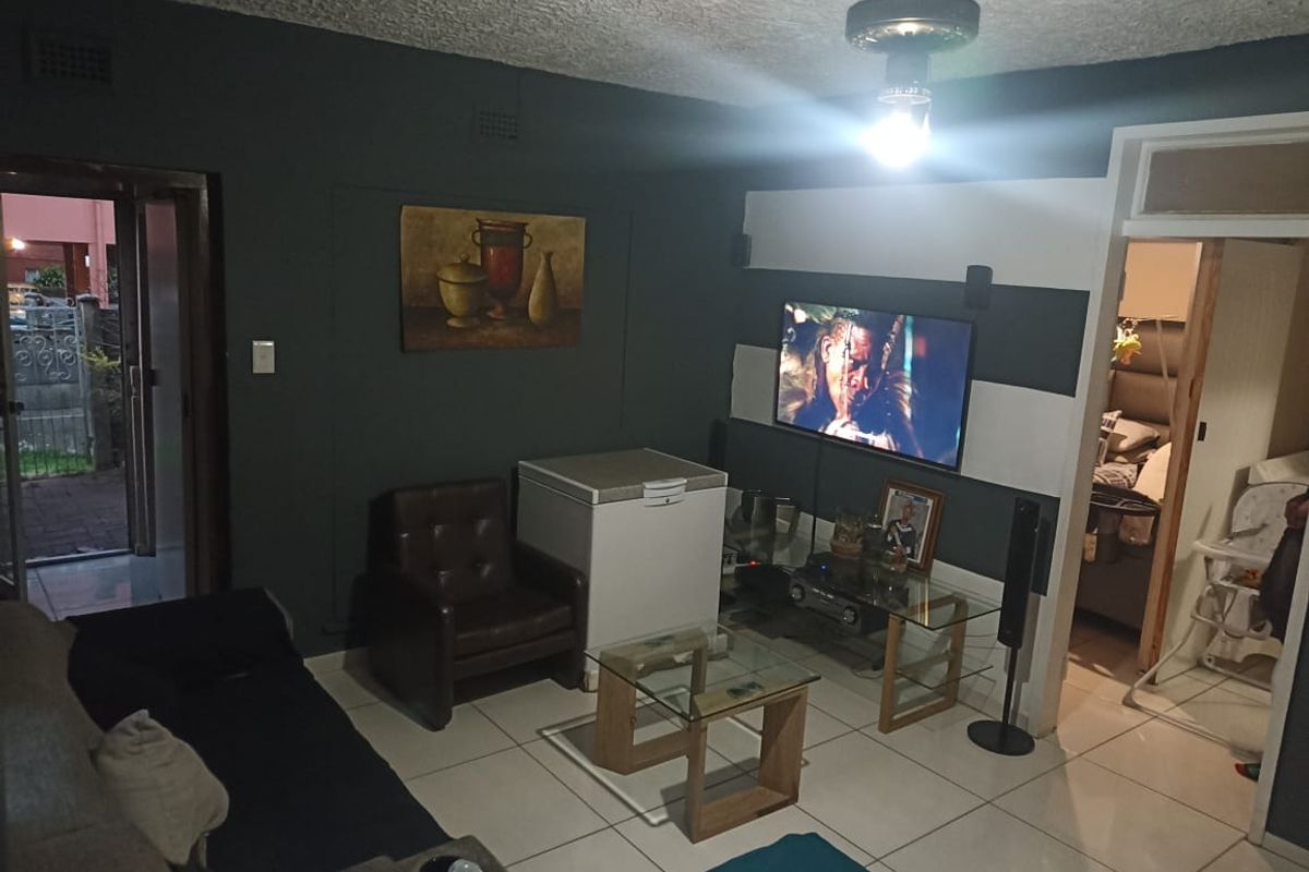 Conveniently located with exclusive garden - Photo 4