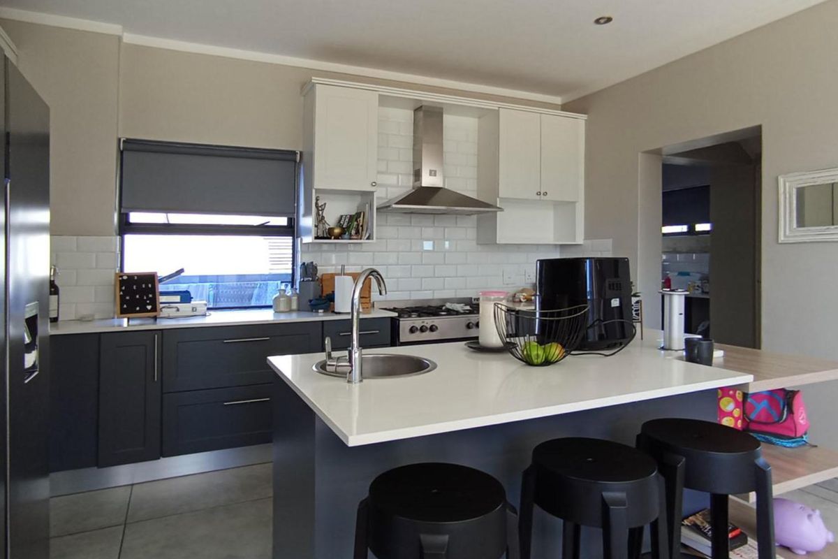 3 Bedroom HouseMidstream Estate - Photo 2