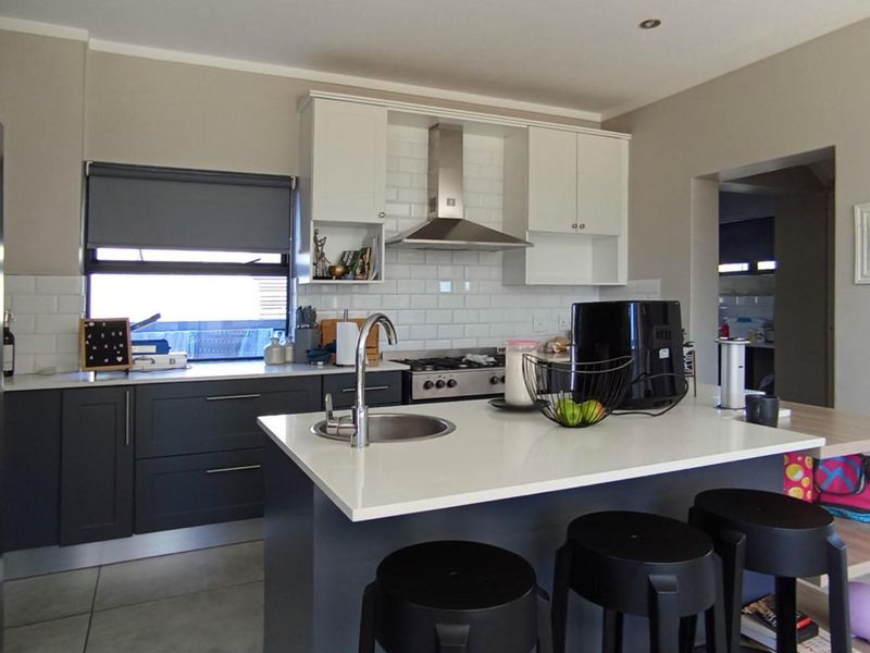 3 Bedroom HouseMidstream Estate - Photo 2