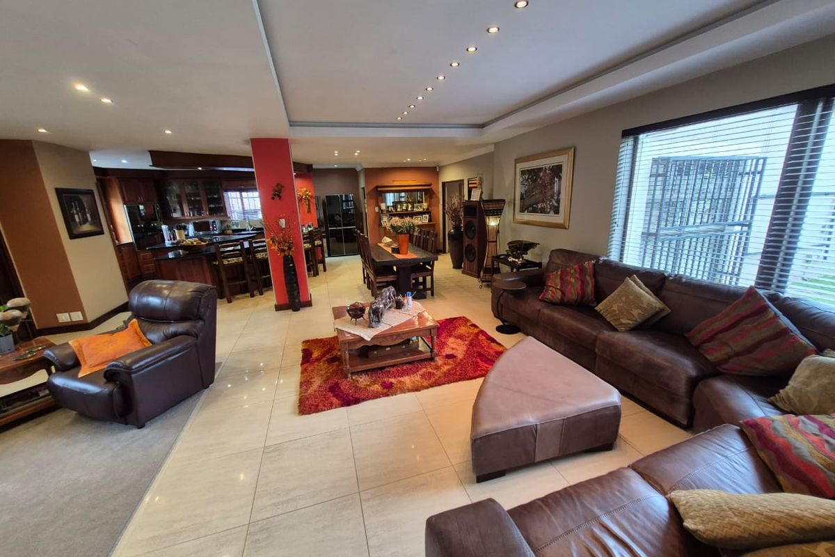 Exceptional 570 m Furnished  3 bedroom home with workshop, office/flat and 4 garages - Photo 4