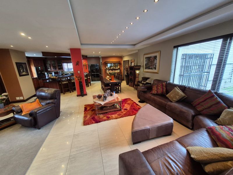 Exceptional 570 m Furnished  3 bedroom home with workshop, office/flat and 4 garages - Photo 4