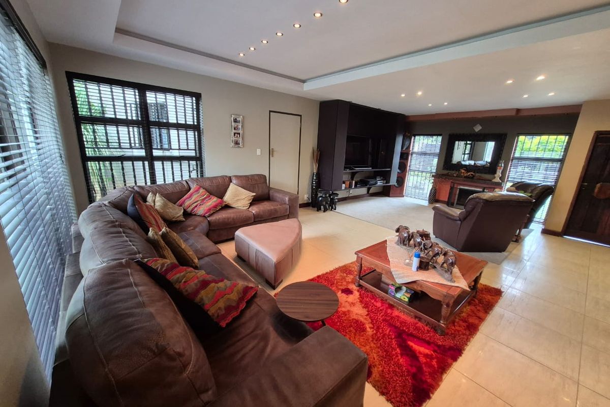 Exceptional 570 m Furnished  3 bedroom home with workshop, office/flat and 4 garages - Photo 5
