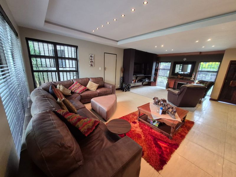 Exceptional 570 m Furnished  3 bedroom home with workshop, office/flat and 4 garages - Photo 5