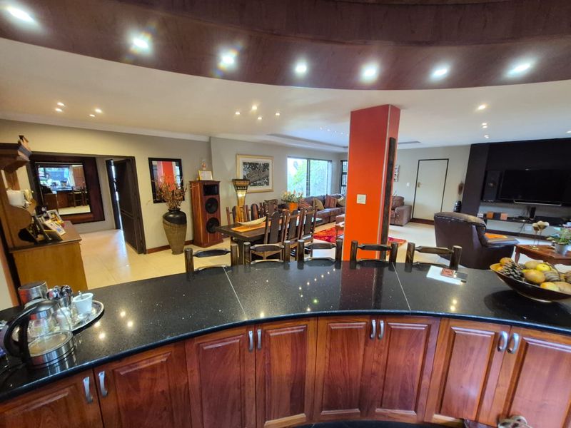 Exceptional 570 m Furnished  3 bedroom home with workshop, office/flat and 4 garages - Photo 10