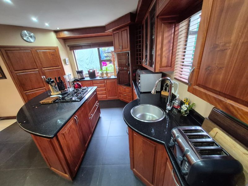 Exceptional 570 m Furnished  3 bedroom home with workshop, office/flat and 4 garages - Photo 8