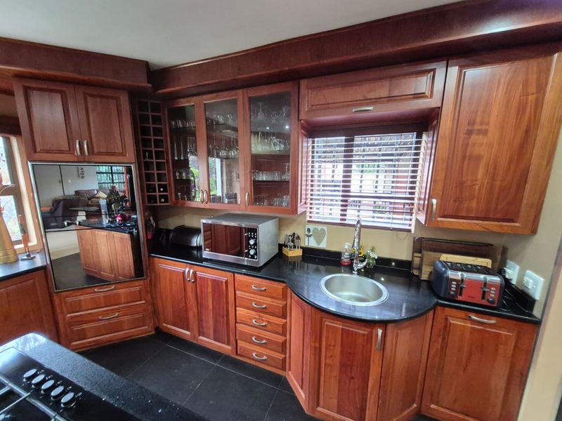 Exceptional 570 m Furnished  3 bedroom home with workshop, office/flat and 4 garages - Photo 9