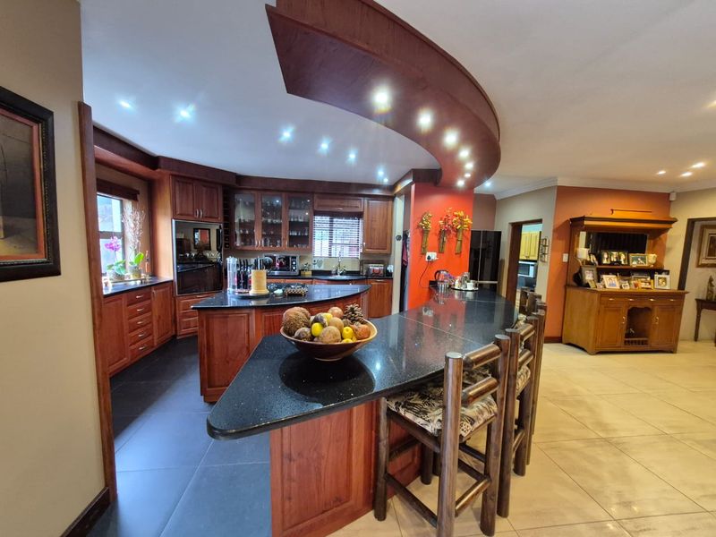 Exceptional 570 m Furnished  3 bedroom home with workshop, office/flat and 4 garages - Photo 7