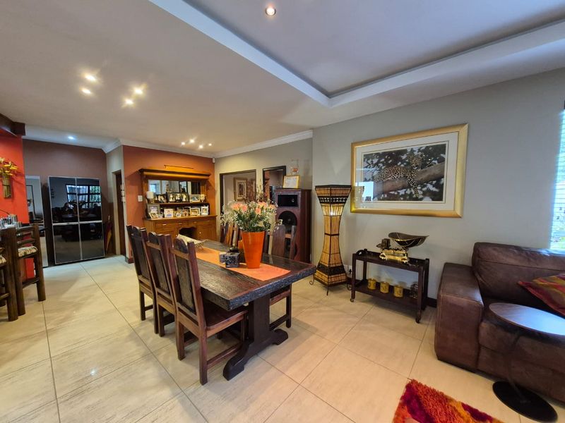Exceptional 570 m Furnished  3 bedroom home with workshop, office/flat and 4 garages - Photo 6