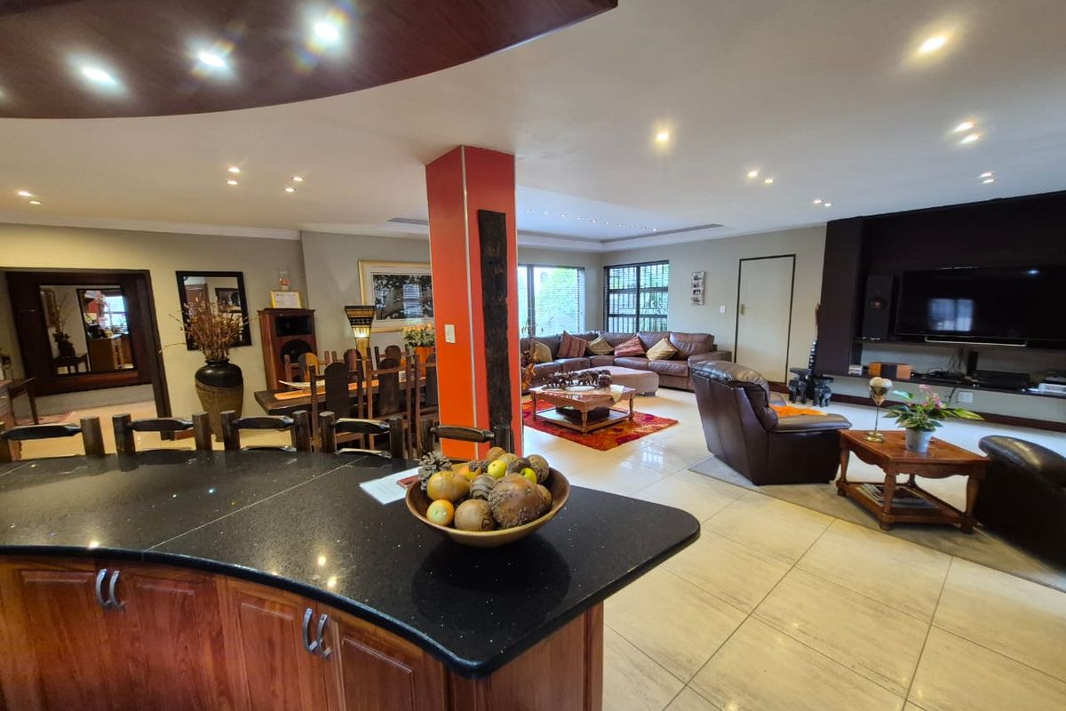 Exceptional 570 m Furnished  3 bedroom home with workshop, office/flat and 4 garages - Photo 2