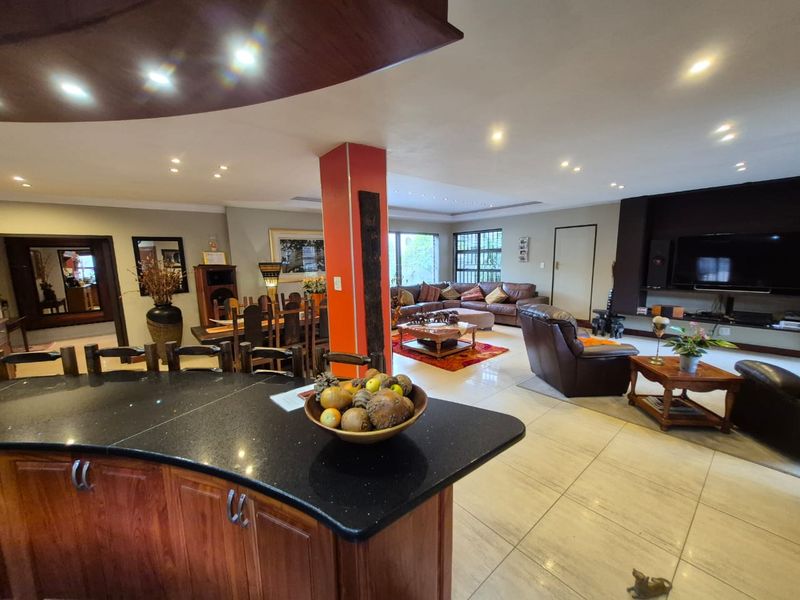 Exceptional 570 m Furnished  3 bedroom home with workshop, office/flat and 4 garages - Photo 2