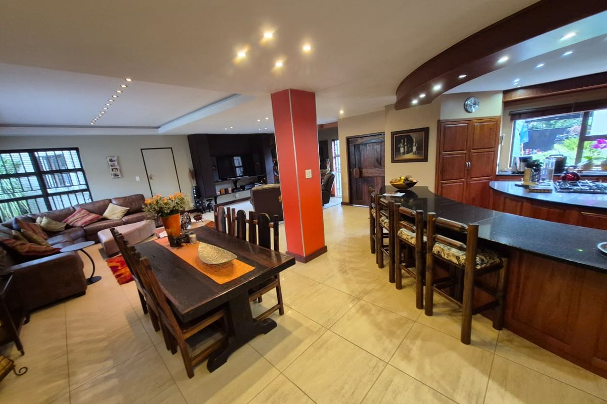 Exceptional 570 m Furnished  3 bedroom home with workshop, office/flat and 4 garages - Photo 3
