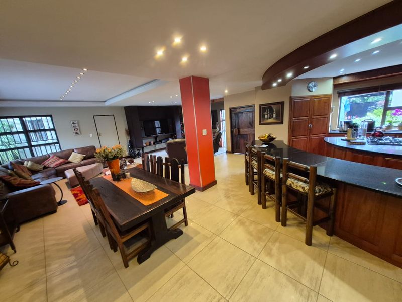 Exceptional 570 m Furnished  3 bedroom home with workshop, office/flat and 4 garages - Photo 3
