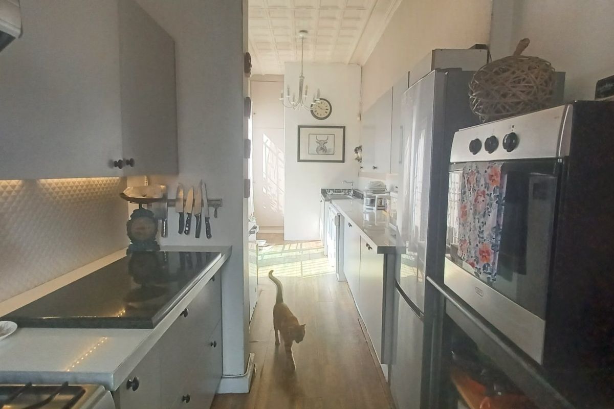 Warm and welcoming Kensington Home on a spacious 595m2 standp - Photo 3