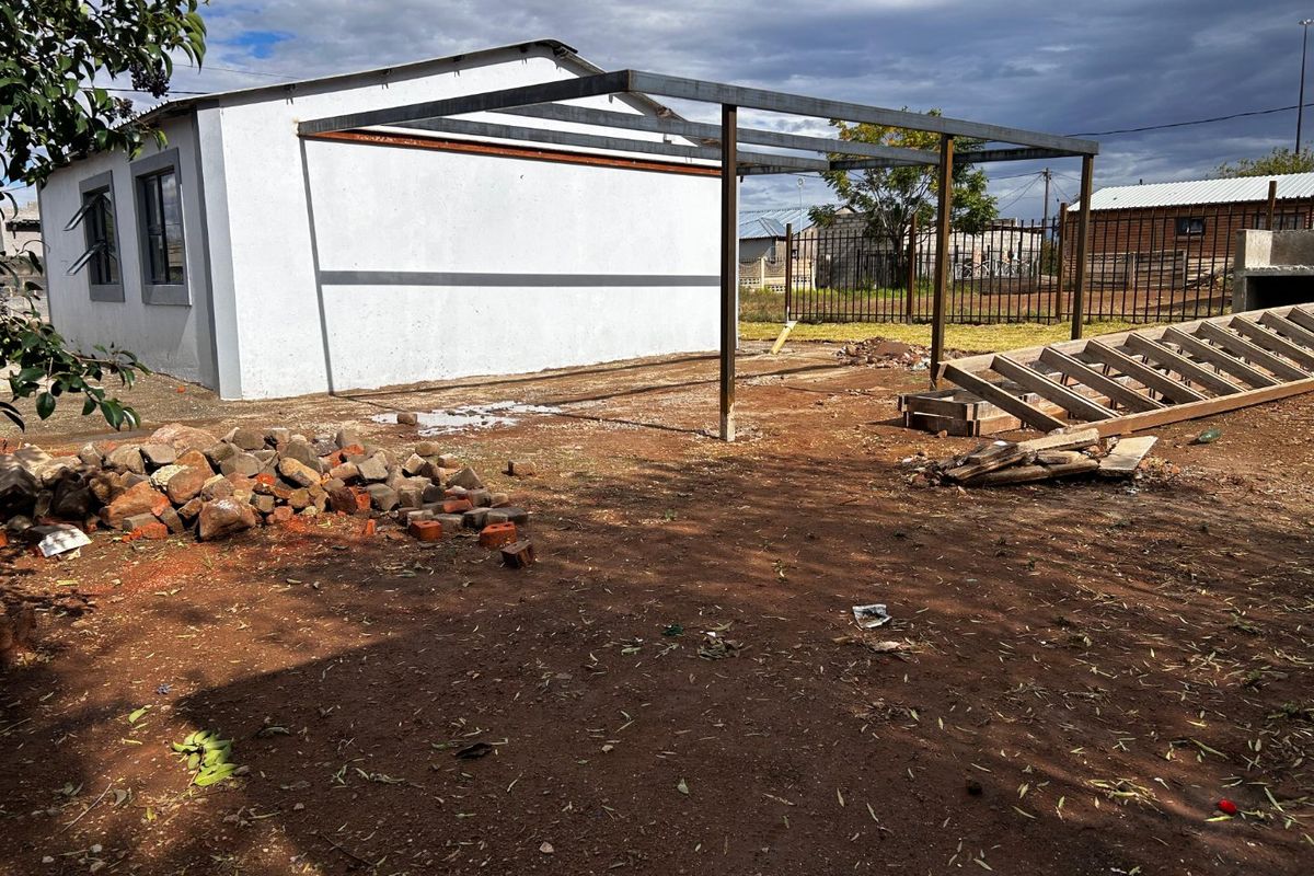 Renovated  2 bedroom family home in Bloemside with secure yard.  A must See !!! - Photo 2