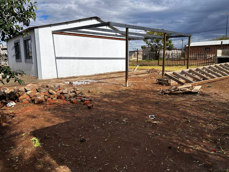 Renovated  2 bedroom family home in Bloemside with secure yard.  A must See !!! - Photo 2