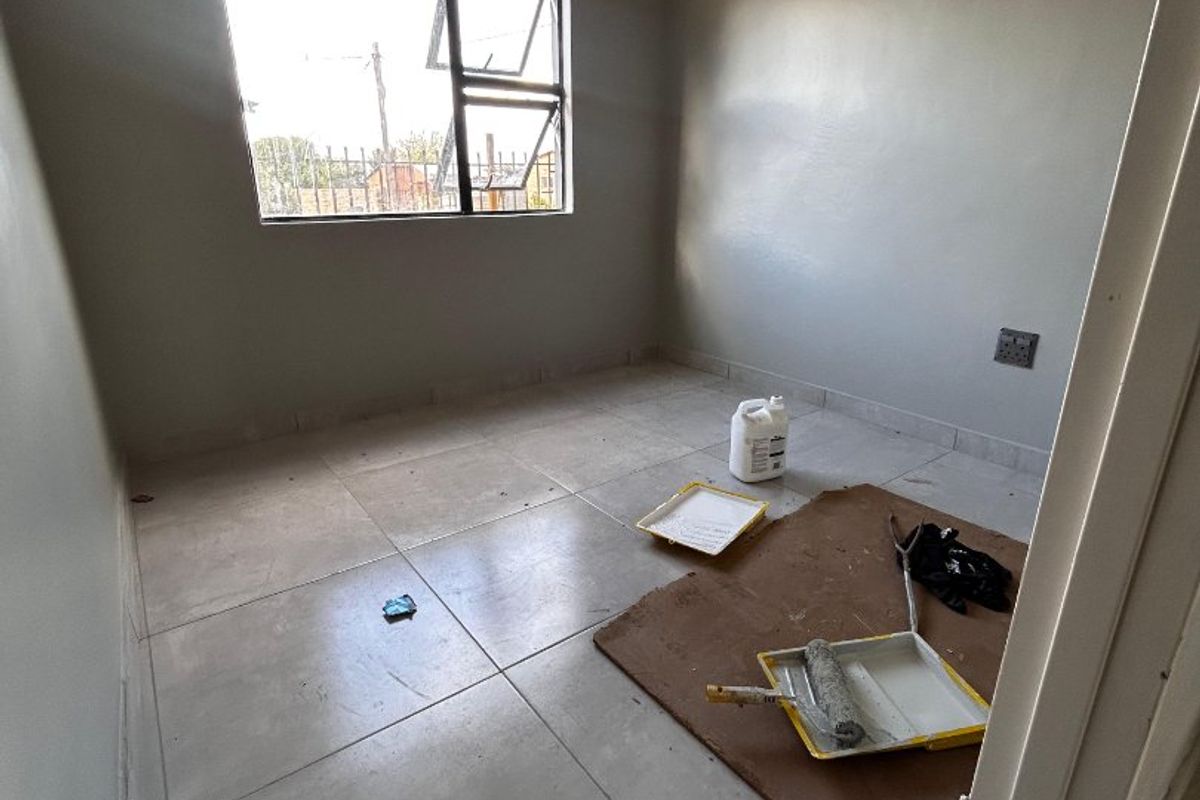Renovated  2 bedroom family home in Bloemside with secure yard.  A must See !!! - Photo 5