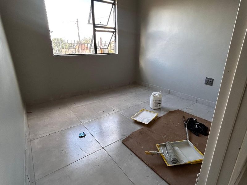 Renovated  2 bedroom family home in Bloemside with secure yard.  A must See !!! - Photo 5