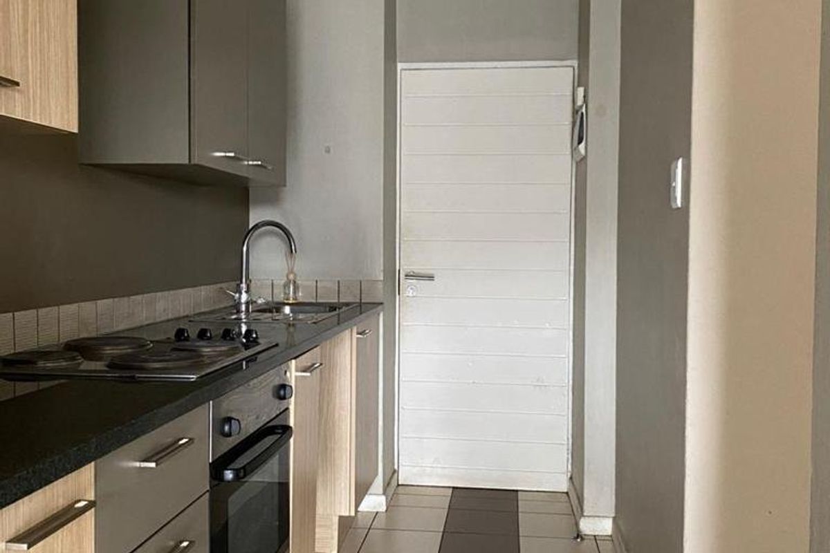 Bachelor Pad - Photo 2
