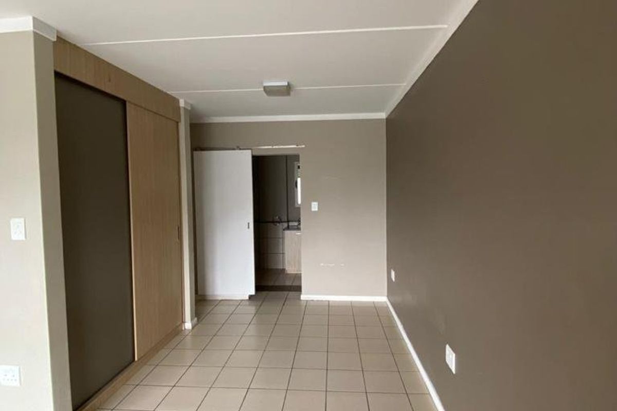 Bachelor Pad - Photo 3
