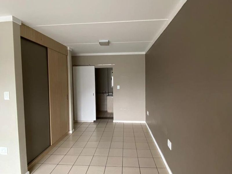Bachelor Pad - Photo 3