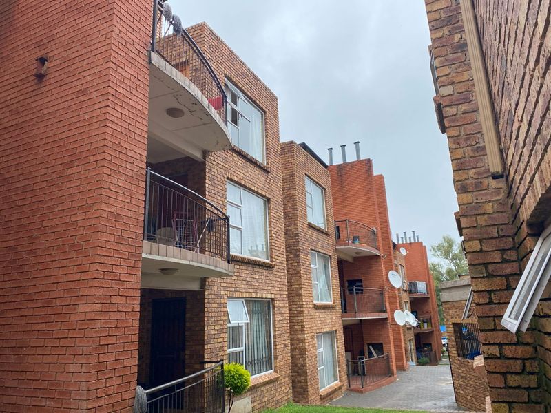 Stunning 2-Bedroom, 2-Bathroom Apartment in Halfway House, Midrand - Photo 2
