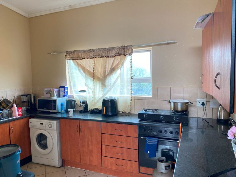 Stunning 2-Bedroom, 2-Bathroom Apartment in Halfway House, Midrand - Photo 4