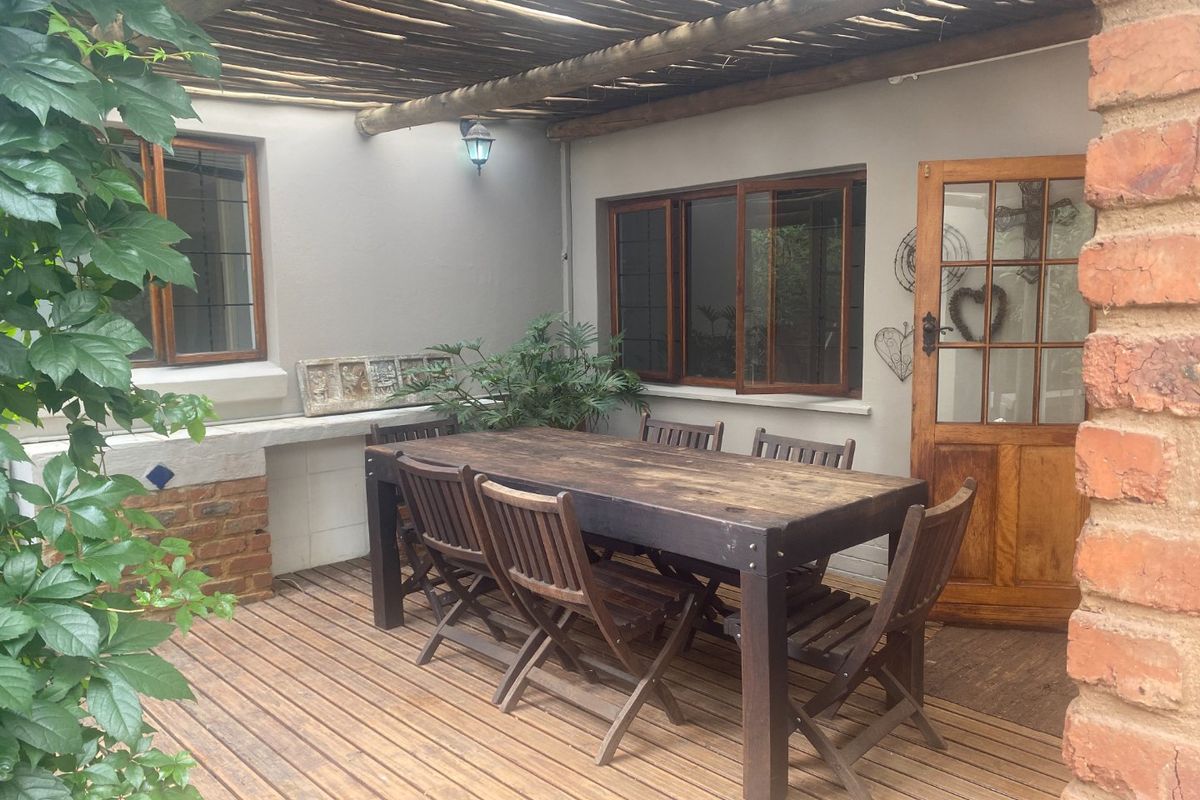 Classic wooden floors and pressed ceiling Rietondale home! - Photo 4