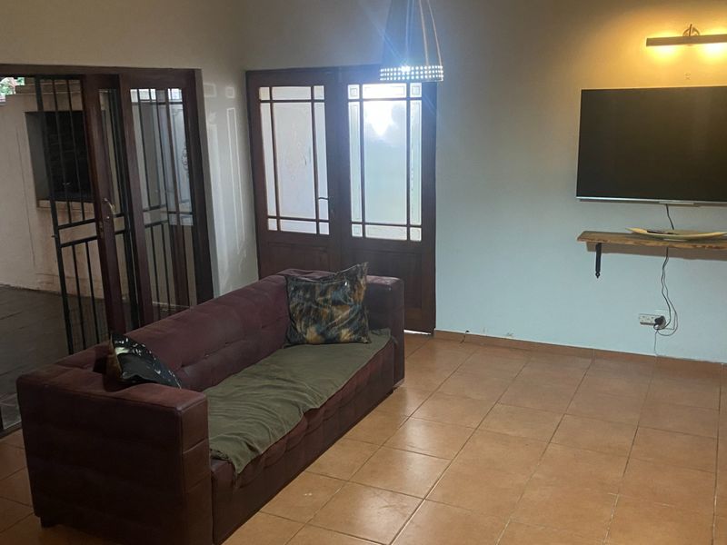 Classic wooden floors and pressed ceiling Rietondale home! - Photo 8