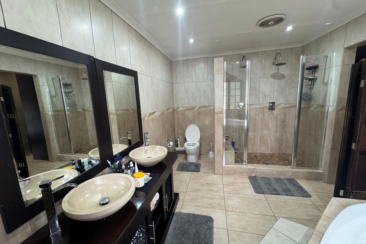 Modern 4 Bedroom Family Home  - Photo 2