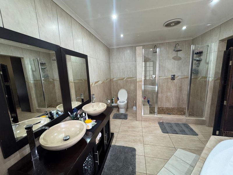 Modern 4 Bedroom Family Home  - Photo 2