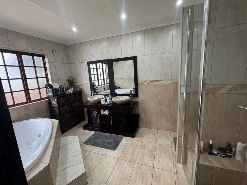 Modern 4 Bedroom Family Home  - Photo 3