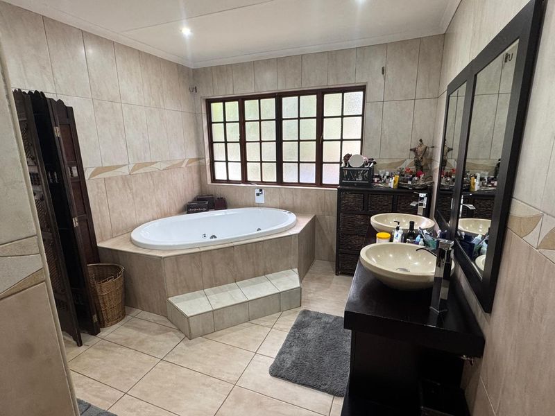 Modern 4 Bedroom Family Home  - Photo 6