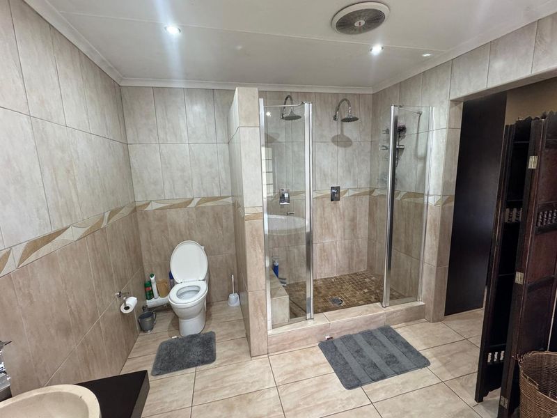 Modern 4 Bedroom Family Home  - Photo 4