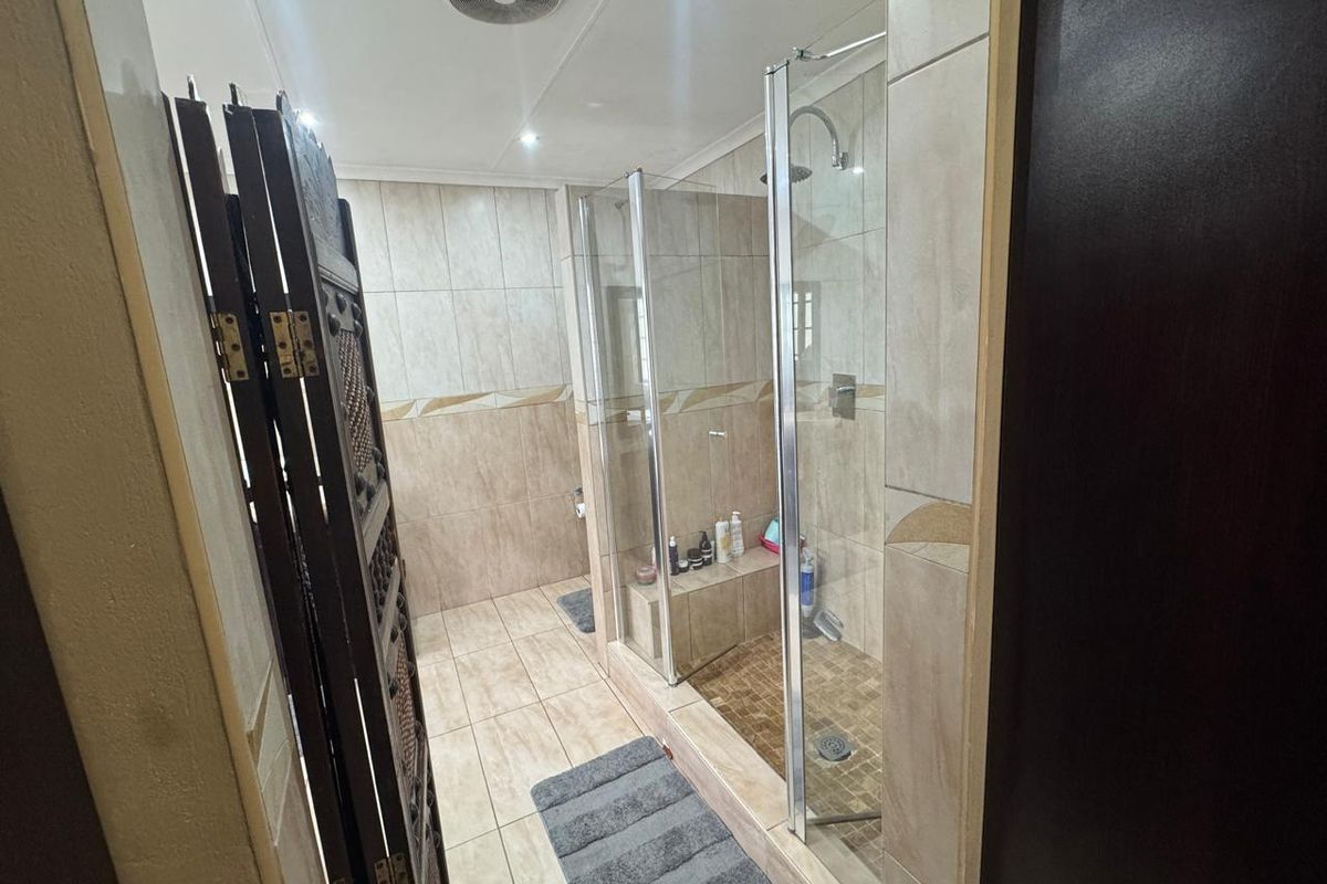 Modern 4 Bedroom Family Home  - Photo 5