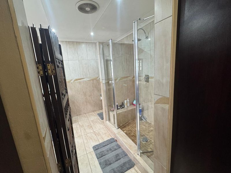 Modern 4 Bedroom Family Home  - Photo 5