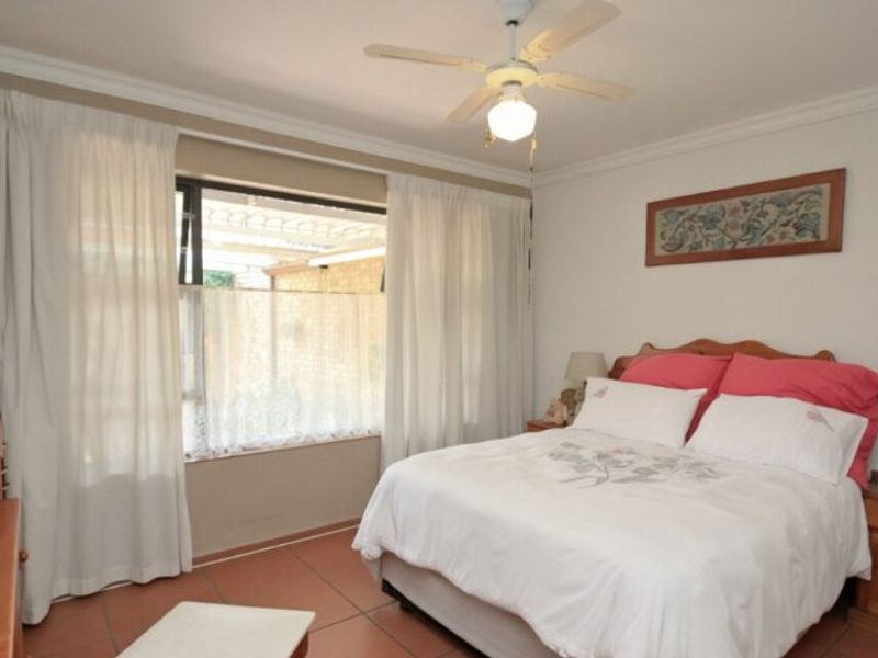 Charming 2-Bedroom Townhouse – Perfect for Comfortable Living! - Photo 4