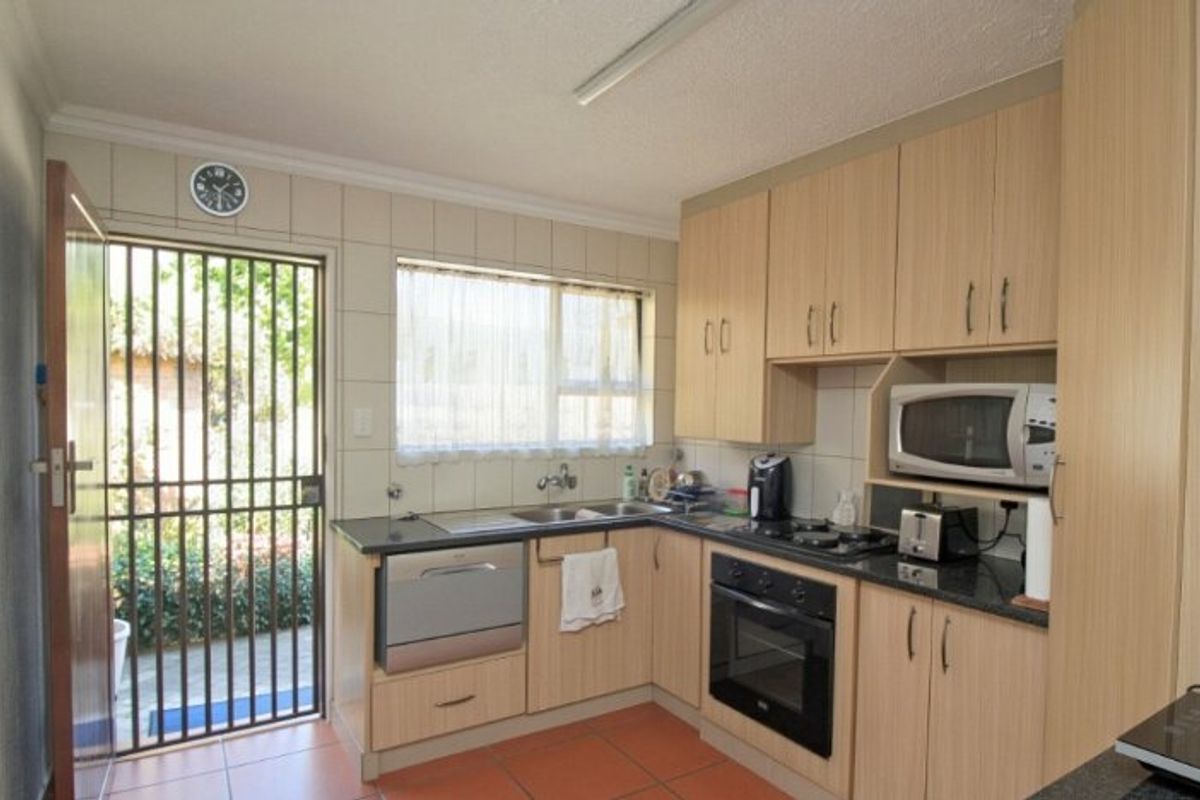 Charming 2-Bedroom Townhouse – Perfect for Comfortable Living! - Photo 2