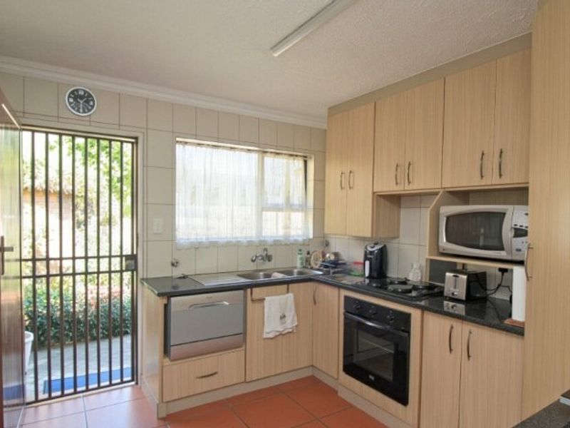 Charming 2-Bedroom Townhouse – Perfect for Comfortable Living! - Photo 2
